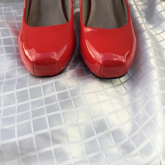 Women’s Delicacy Red Pumps - Picture 6 of 8